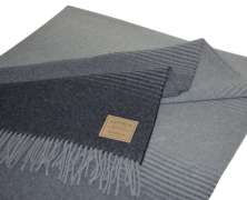 Плед из шерсти ягнёнка Steinbeck Marlies градиент от темно-серого к дымчатому 130х190 в интернет-магазине Posteleon