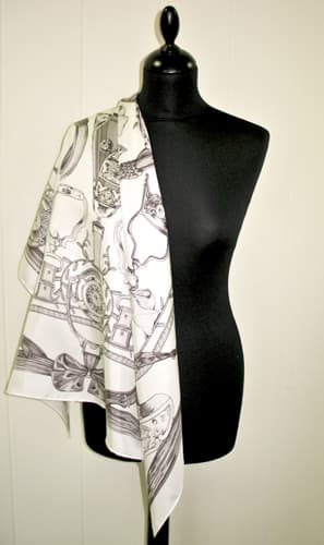Женский шелковый платок  с клубной тематикой