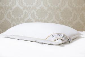 Подушка шелковая Luxe Dream Premium Silk 50х70 средняя (9 см) - основновное изображение